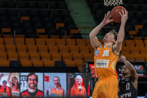 在前期比赛 在前期比赛